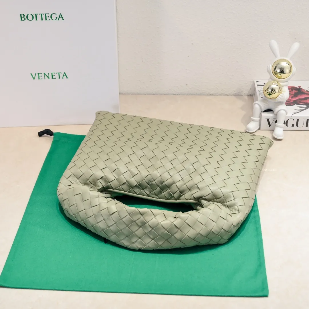 Batch 1860 #Bv new small HOP bag, the bag body and handles are made of a whole piece of woven leather. The bag body is soft and lazy. Hop symbolizes the praise of innovation and eternal craftsmanship [love]. The pyramid silhouette combines practicality and fashion. It is modern and casual. The double-sided closure design of the bag mouth is more convenient and safe! The cowhide texture also makes the bag more wear-resistant and durable. A must-have for fashionable ladies who like minimalism yet comfortable and casual! Size: 41x20.5x7.5, Model: 3966#